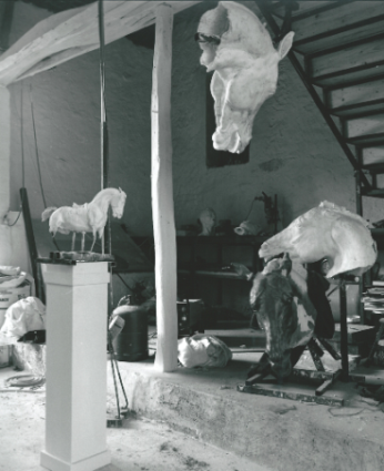 photo de l'atelier, ébauches de têtes et corps de chevaux