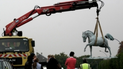 Sculpture du cheval de Chaconne en train d'être déplacé par une grue